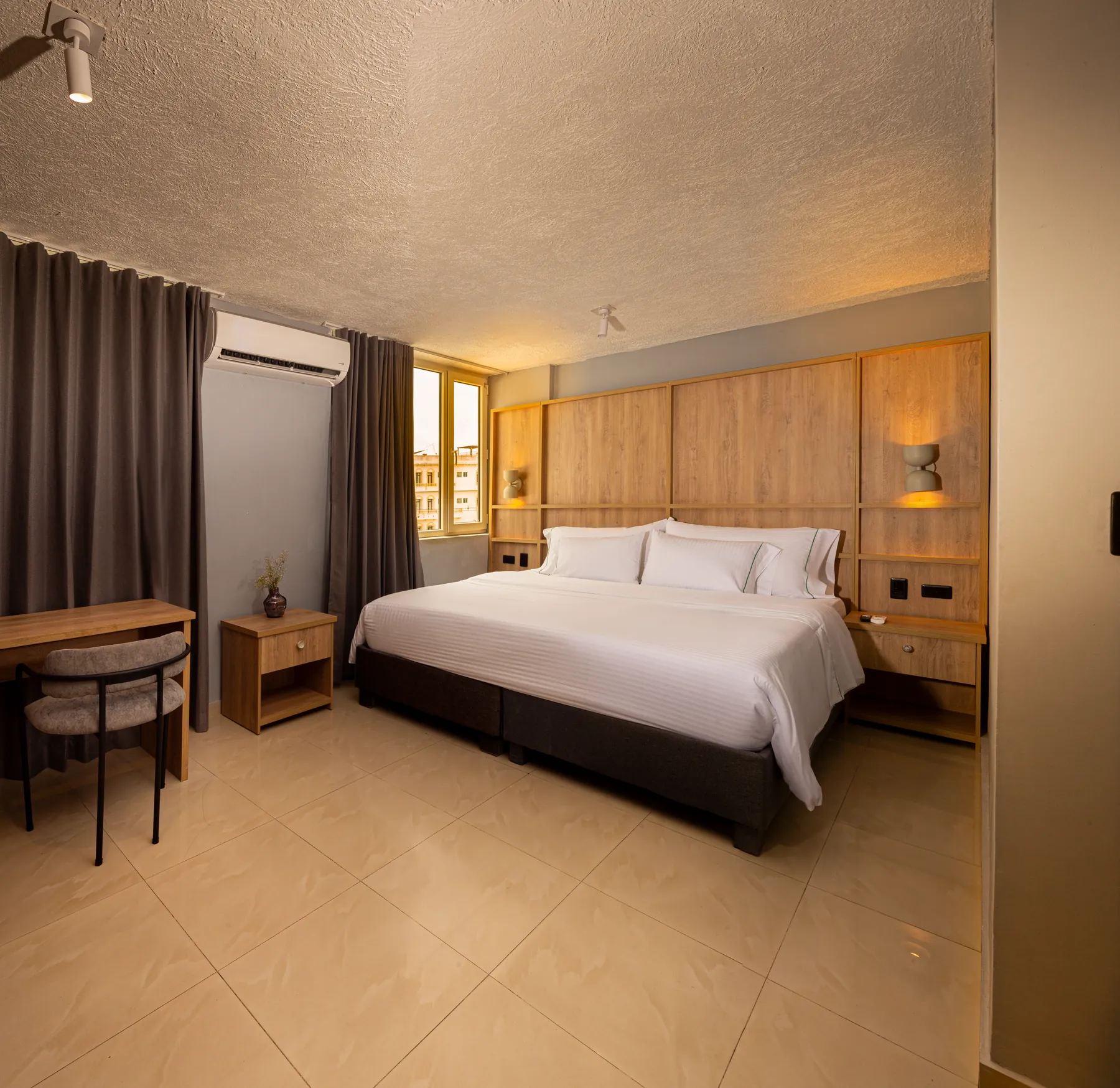 Habitación Estándar King de Mood Matuna Hotel con cama king y zona de escritorio