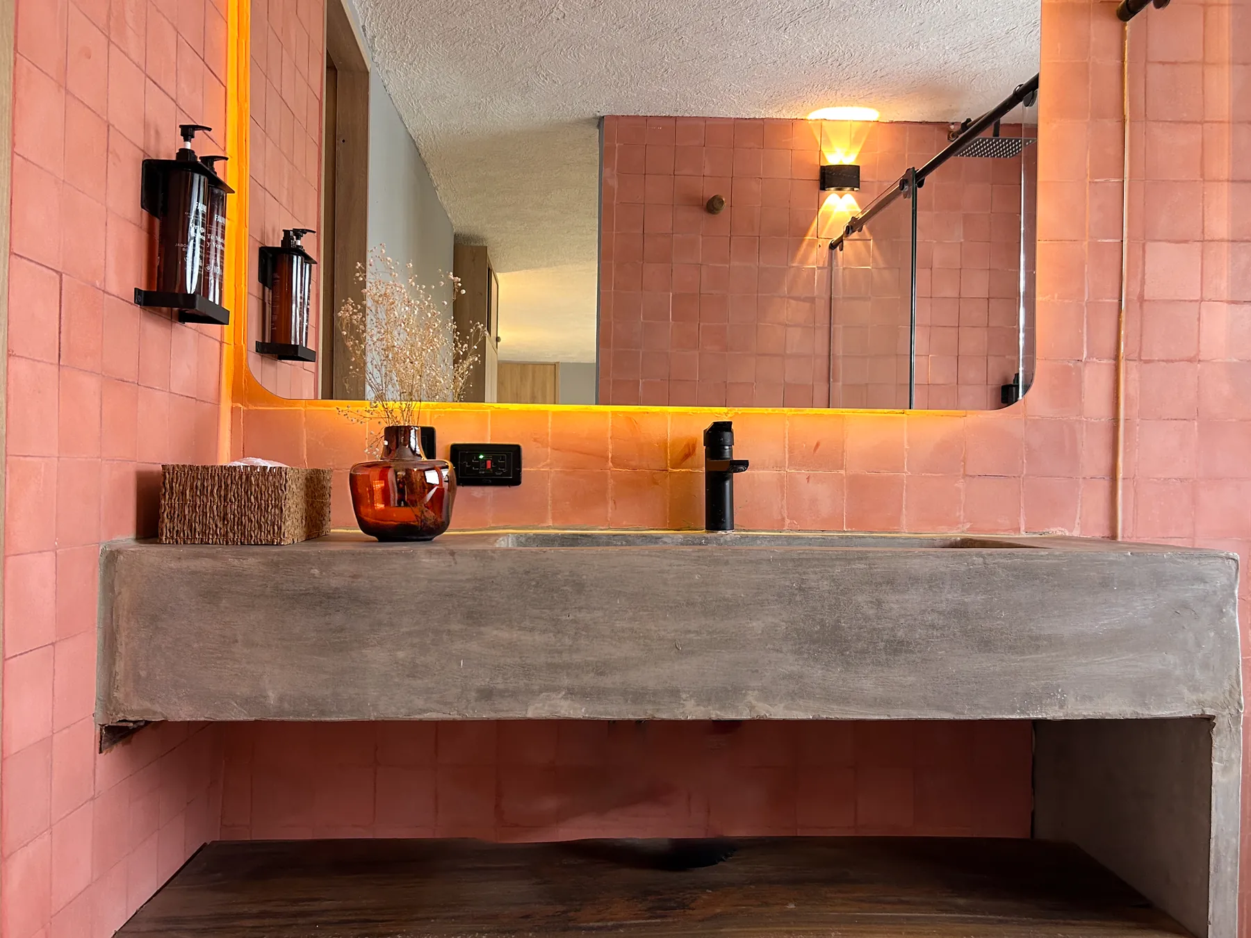 Baño de la Suite con Piscina Privada en zellige terracota con lavamanos doble de concreto