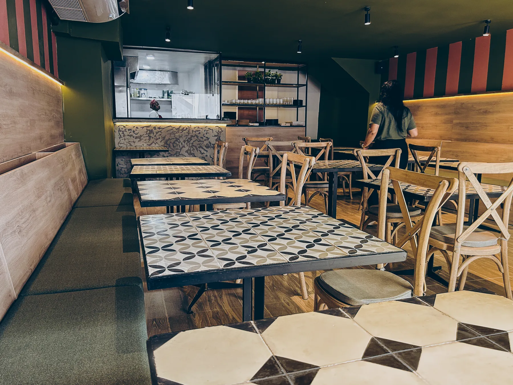Comedor de Mood Matuna Hotel con piso de baldosa geométrica y banca verde