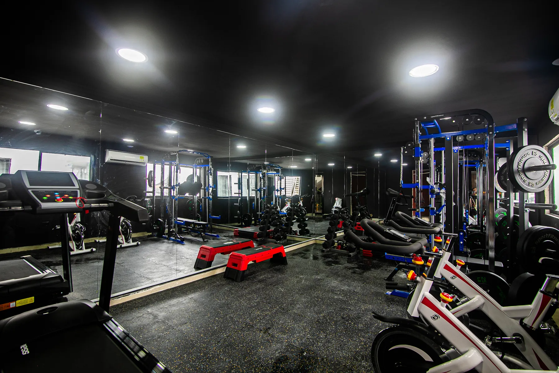 Gimnasio de Mood Matuna Hotel con bicicletas de spinning, trotadoras y peso libre