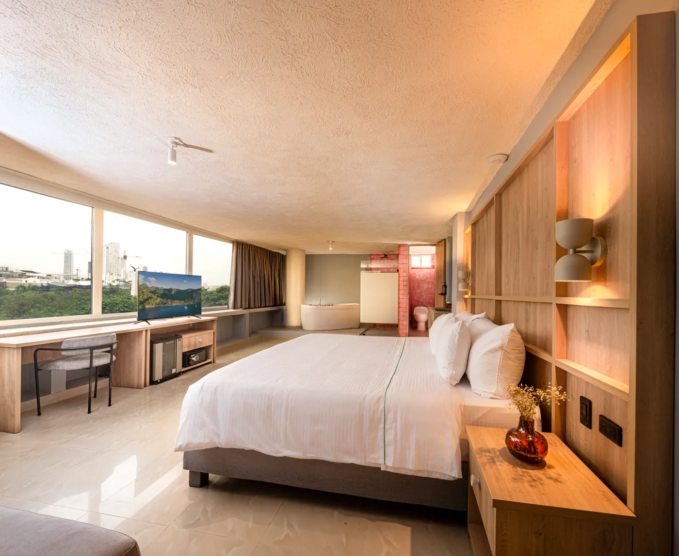 Junior Suite de Mood Matuna Hotel con cama king, ventanal a la ciudad y tina exenta