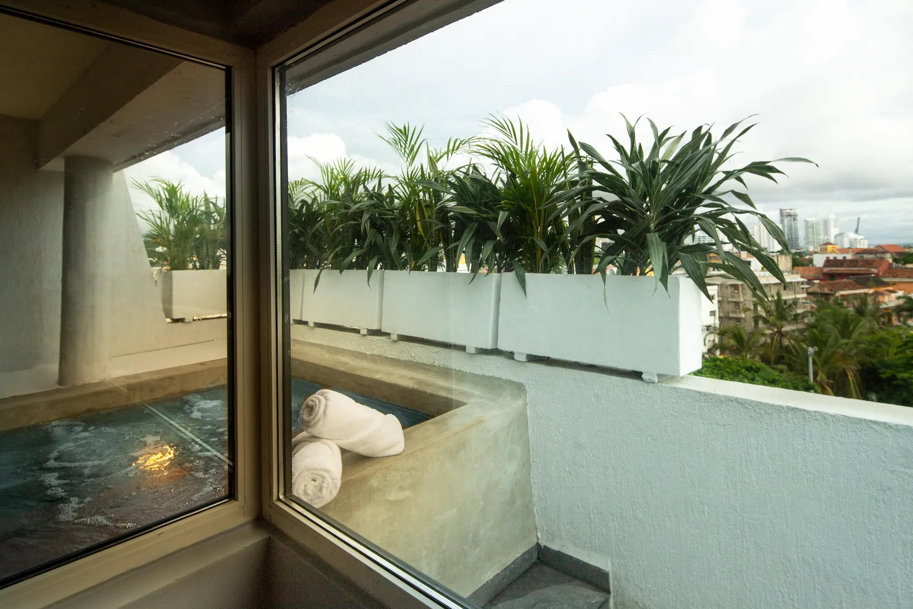 Suite con Piscina Privada de Mood Matuna Hotel: piscina en terraza con plantas y vista a Cartagena