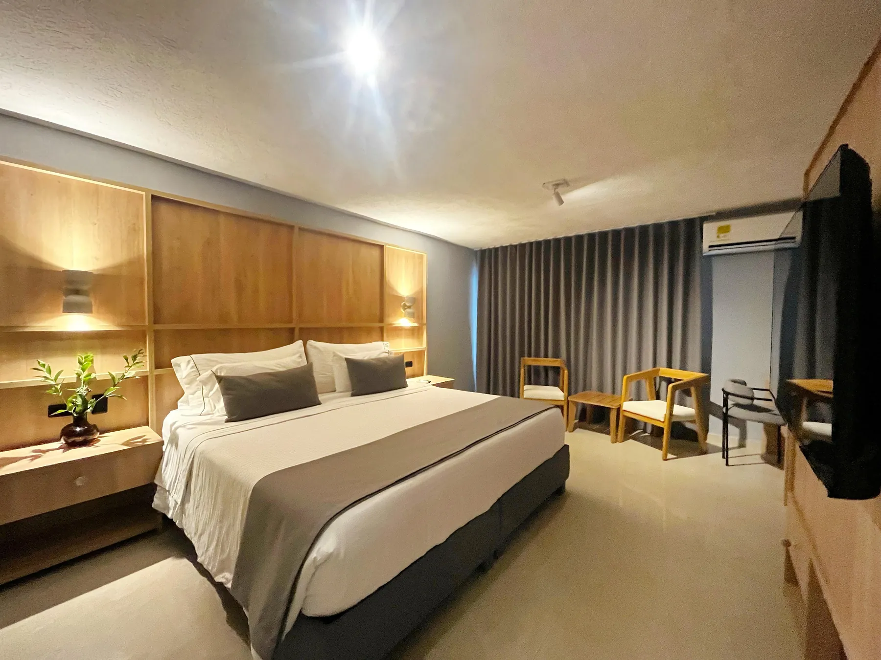 Habitación Superior Deluxe de Mood Matuna Hotel con cama king y cabecero de madera