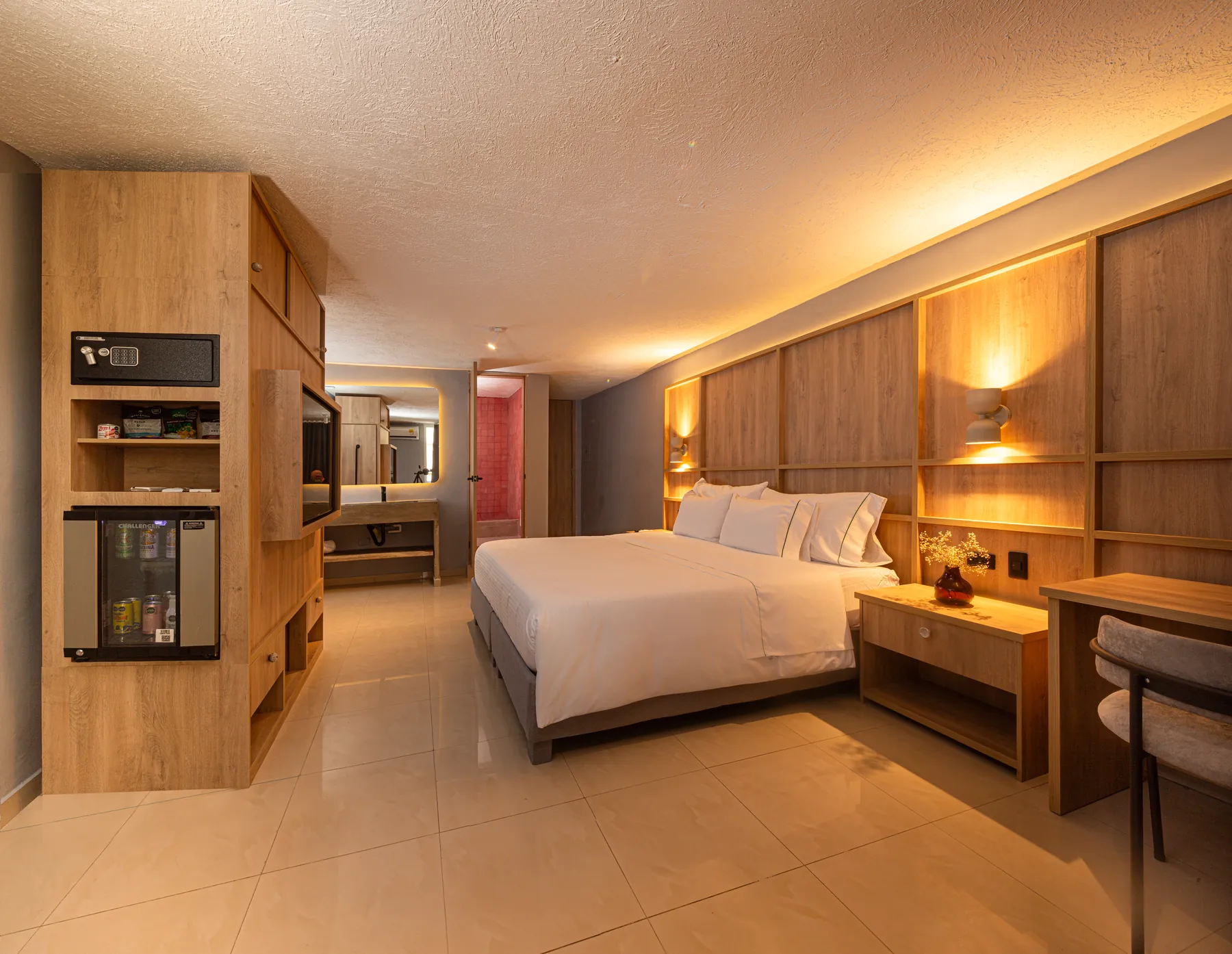 Habitación Superior King de Mood Matuna Hotel con cama king, minibar y divisor de madera