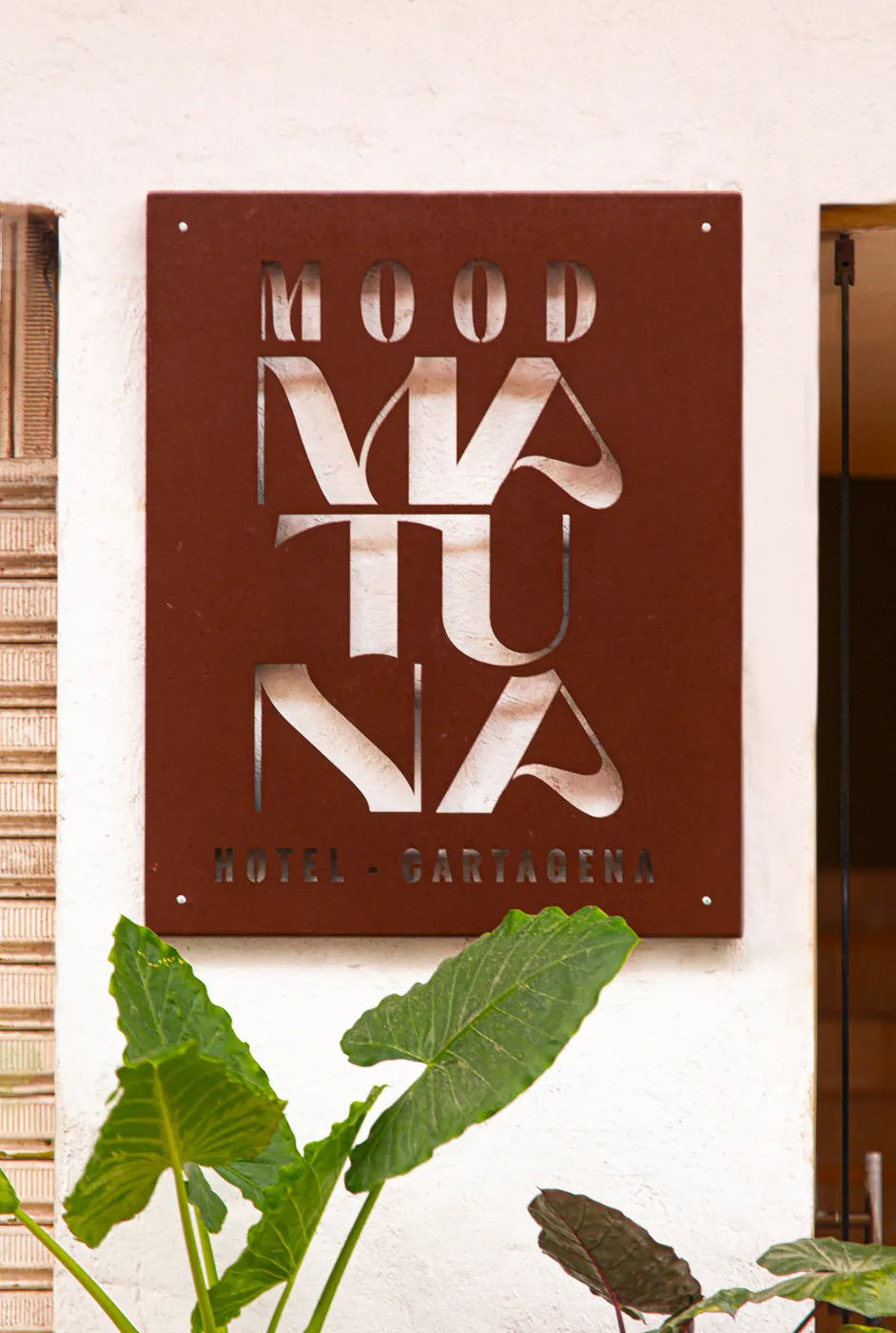 Placa de Mood Matuna Hotel a la entrada, punto de partida de los tours por Cartagena